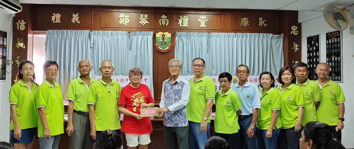 NS庇朥 / 庇朥中华校友会颁发母校学生、医药及大学援助金给予19名学生会员家属。