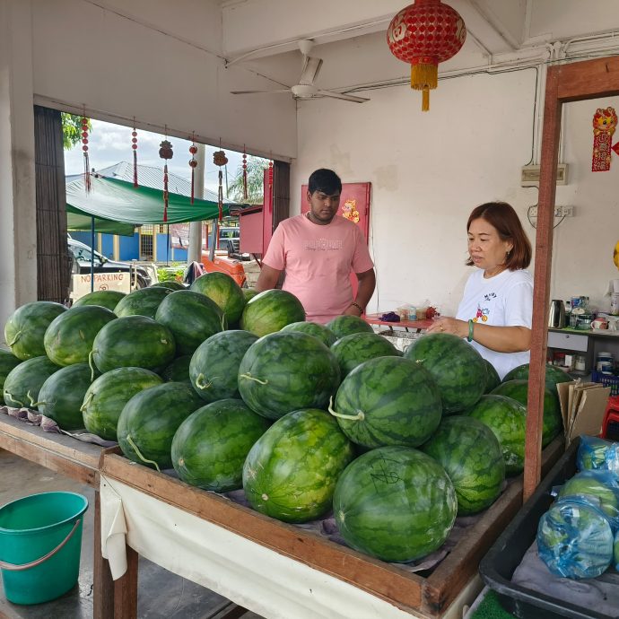 东封面：天气热椰水西瓜销量激增