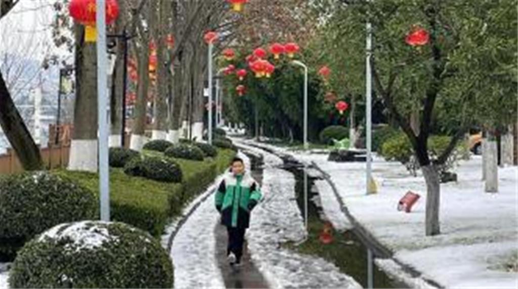 中国中部“冰粒、冻雨、雷打雪”都来了 南方暴雪到除夕