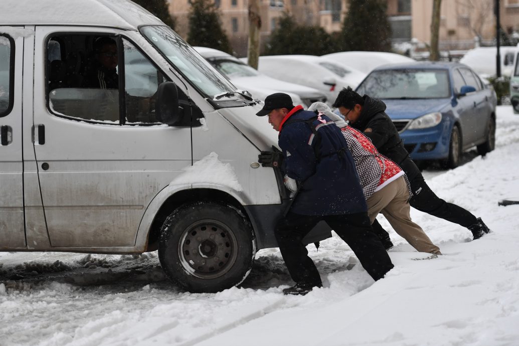 中国多地进入雨雪最强时段  暴雪大风冻雨6预警齐发 