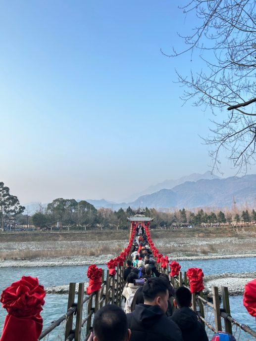 九寨沟单日接待逾2.7万人创新高 70%旅客属自助游