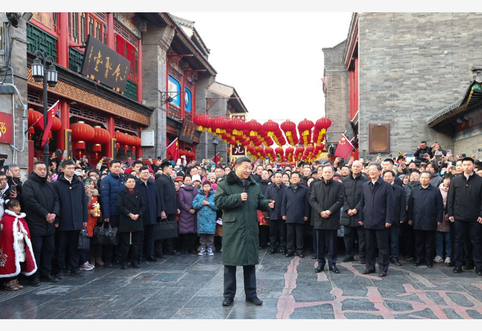 习近平向全国各族人民和港澳台同胞拜年