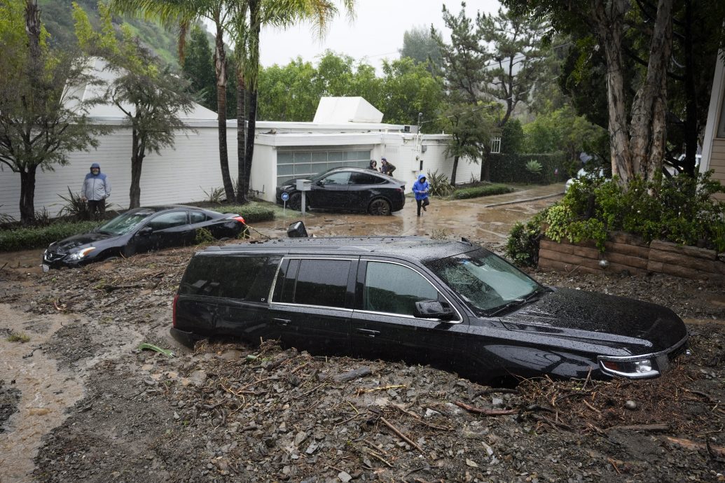 南加州洪灾3死   流浪汉又冷又累困小沙丘  好莱坞名人豪宅亦受威胁