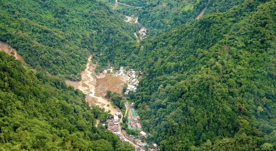 土崩吞噬巴士与住家 菲南至少7死31伤 约80人被埋