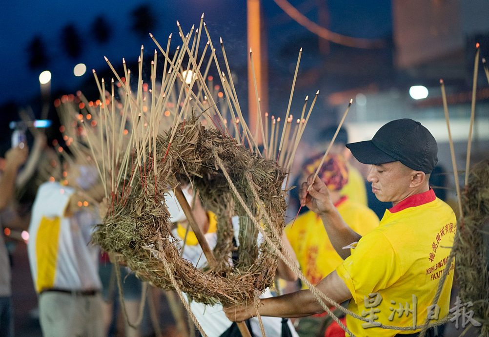 大霹雳封底主文／【龙重登场】／以干禾巴草数千支香组成 舞火龙夜里熠熠生辉