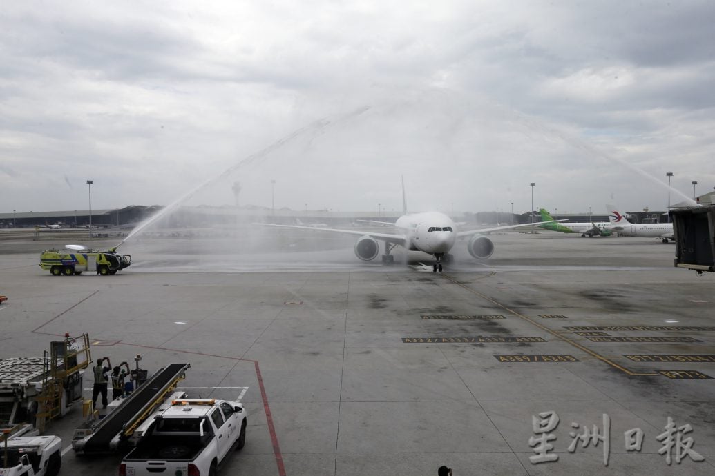 张庆信出席土库曼航空首航降落吉隆坡国际机场