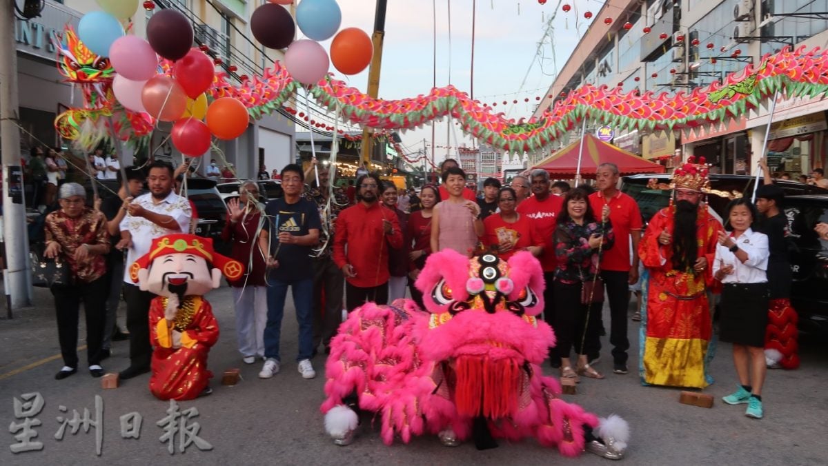 柔︰华岚︰各族欢庆农历新年，彰显我国团结精神