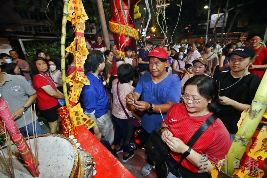 槟历年来最大型 2万人姓周桥拜天公