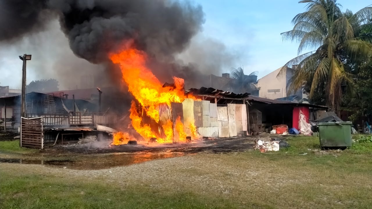 海鲜饭店失火，无人伤亡