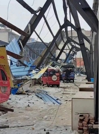 湖南益阳积雪压塌街市已1死8伤 官方下令停用被雪覆盖棚式建筑