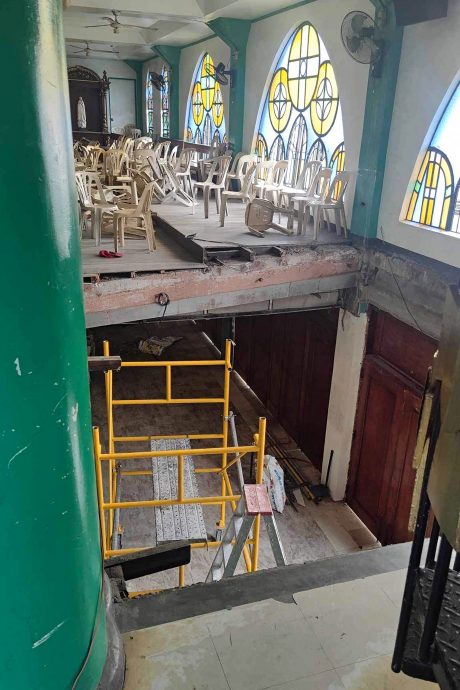  白蚁蛀蚀 菲律宾教堂木阳台坍塌 1死53伤