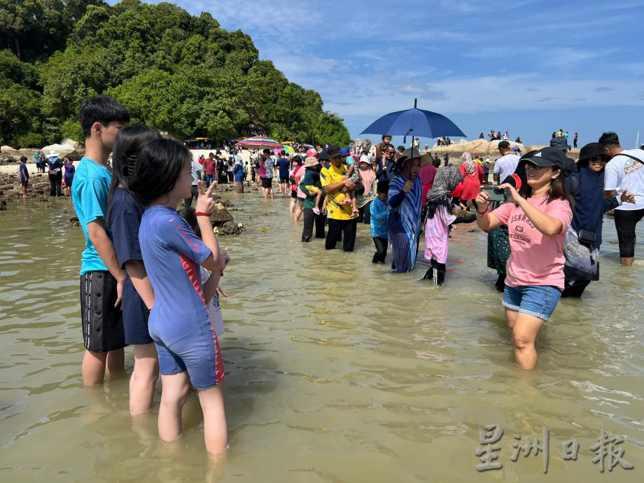 邦咯沙灘退潮奇觀再現 數百人步行到對岸