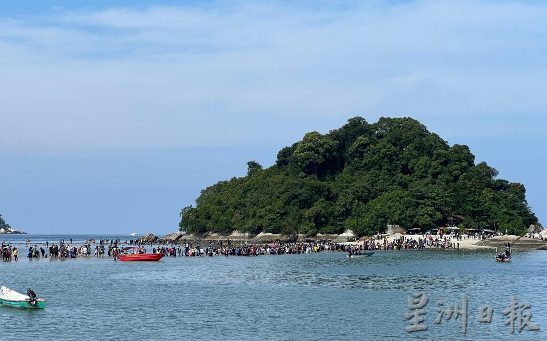 邦咯沙滩退潮奇观再现 数百人步行到对岸