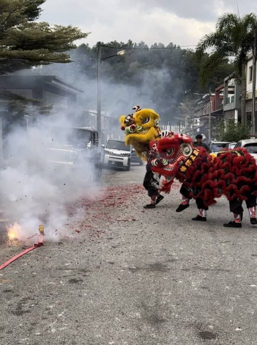 霹内页头／醒狮团采青燃爆竹 须尊重顾及团员安全