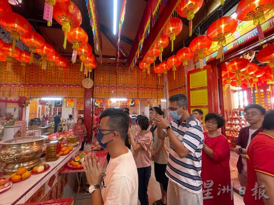 霹：版頭／怡廟宇元旦膜拜香火盛 祈求龍年好運平安