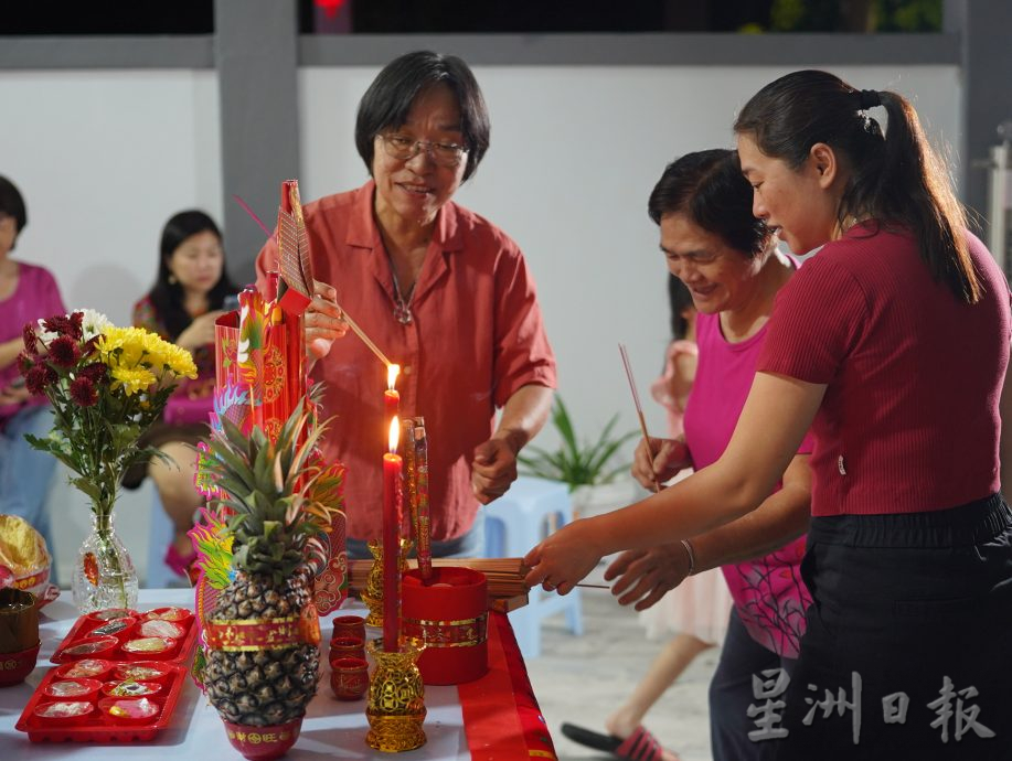 （古城封底主文）豆腐街及古務路剩一戶家庭拜天公，人口往外遷天公誕依然熱鬧