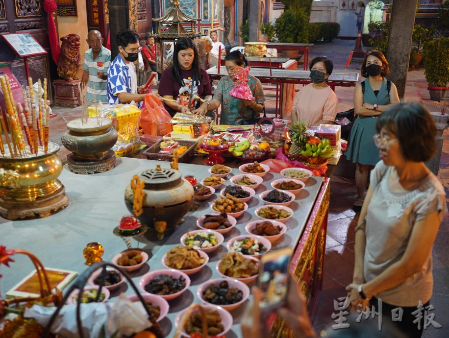 （古城封底主文）豆腐街及古務路剩一戶家庭拜天公，人口往外遷天公誕依然熱鬧