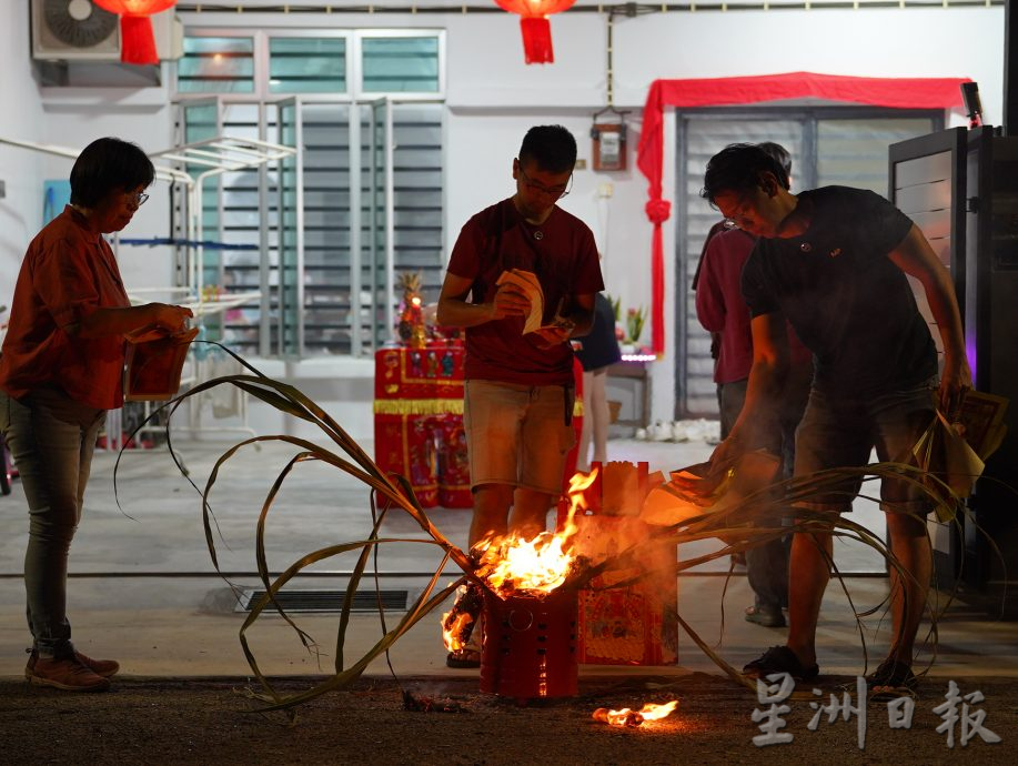 （古城封底主文）豆腐街及古務路剩一戶家庭拜天公，人口往外遷天公誕依然熱鬧