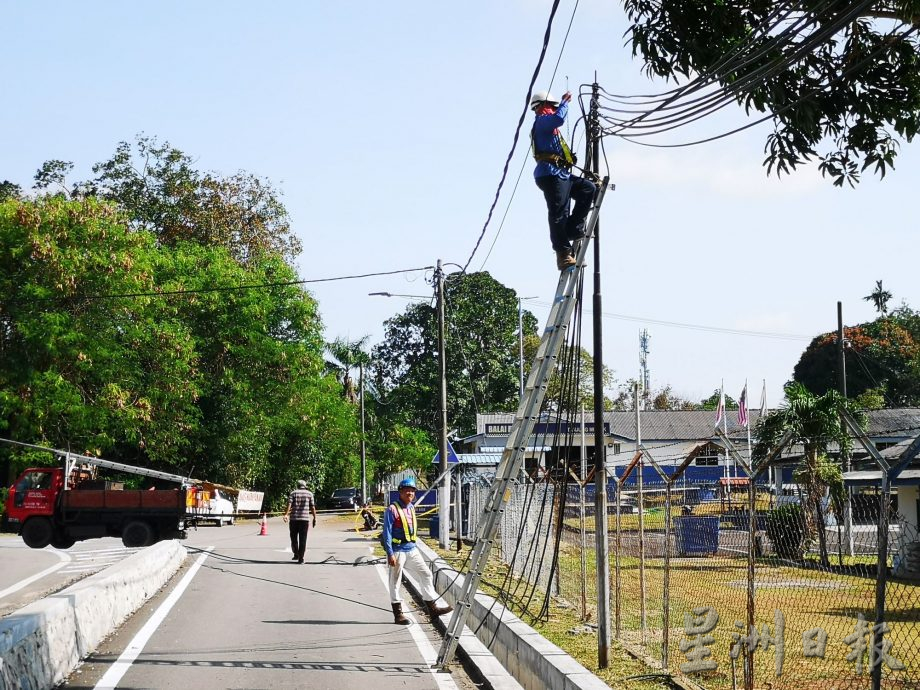 （古城第三版主文）丹绒米雅新村2电话柱突弯折及连根拔起 紧急封锁现场引交通混乱