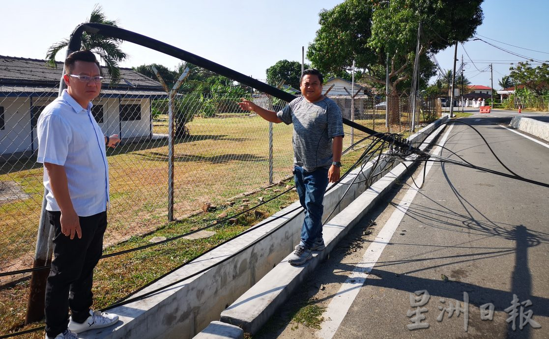 （古城第三版主文）丹绒米雅新村2电话柱突弯折及连根拔起 紧急封锁现场引交通混乱