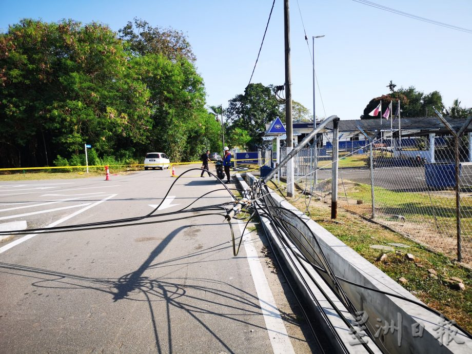 （古城第三版主文）丹绒米雅新村2电话柱突弯折及连根拔起 紧急封锁现场引交通混乱