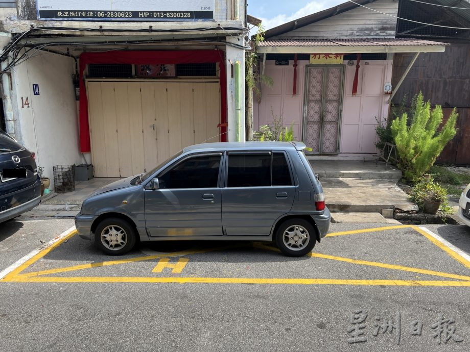 （古城第五版主文）初二老街車流量高·車子爭相違規停放