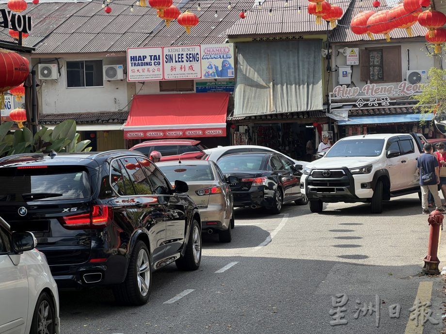 （古城第五版主文）初二老街車流量高·車子爭相違規停放