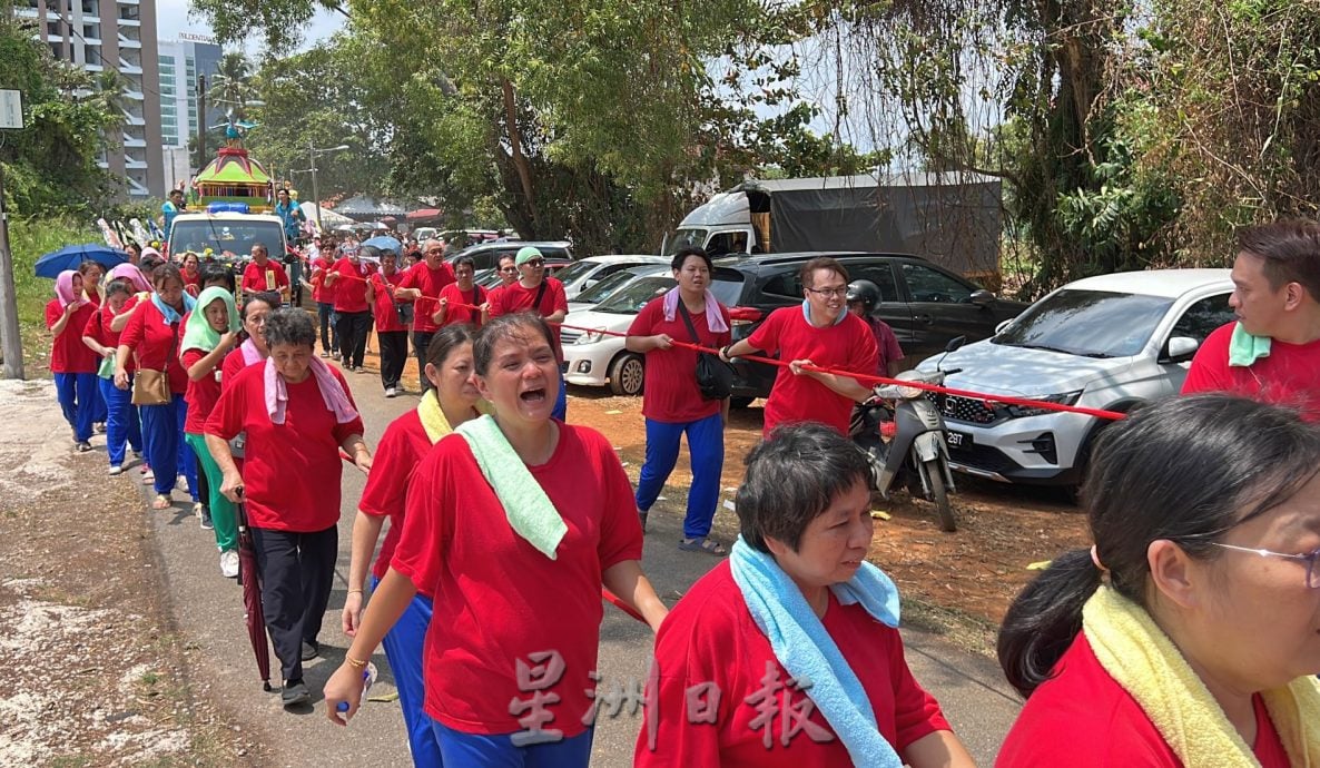 （古城第六版主文）子孙拉40尺龙须送殡·孝狮护送老太夫人上路