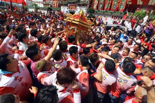 （已签发）全国：补图：柔佛古庙众神圣驾出銮，重现万人空巷