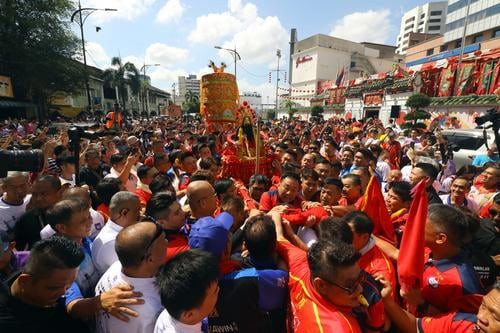 （已签发）全国：补图：柔佛古庙众神圣驾出銮，重现万人空巷