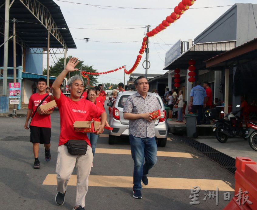 NS3芙蓉/陆兆福到小甘密新村拜年，村民纷纷要求与“偶像”合照