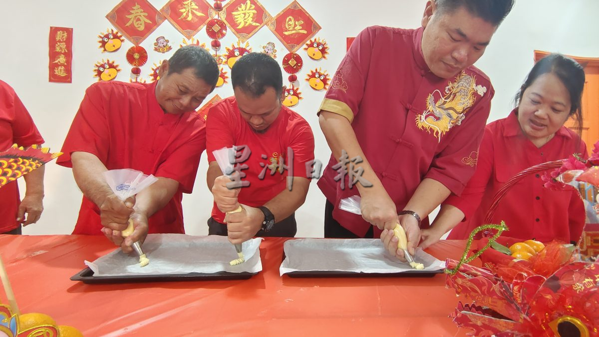 *****NS新年备稿：芦骨双溪山打英新村村民齐聚一堂做龙饼，一同“寻年味，迎新春！”