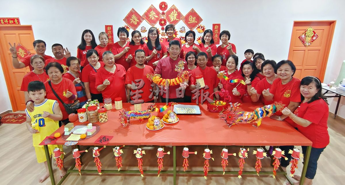 *****NS新年备稿：芦骨双溪山打英新村村民齐聚一堂做龙饼，一同“寻年味，迎新春！”