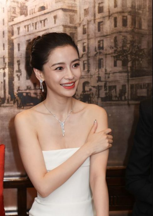  Angelababy“解封”现身香港 身形激瘦状态大勇