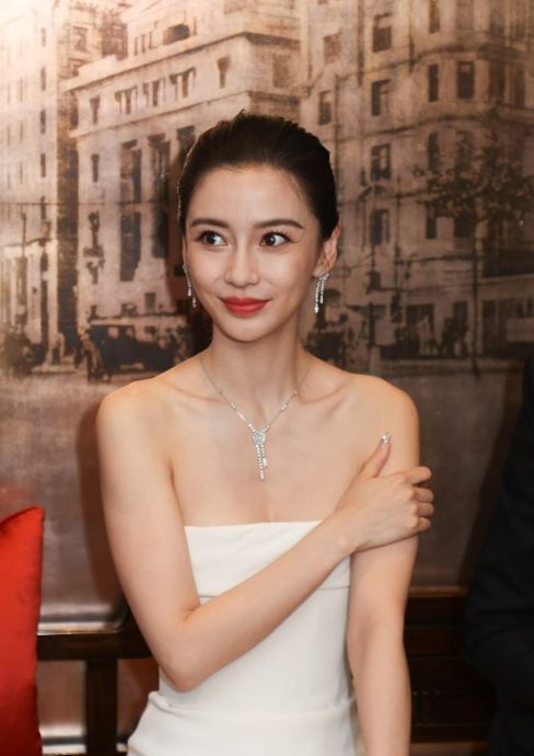  Angelababy“解封”现身香港 身形激瘦状态大勇