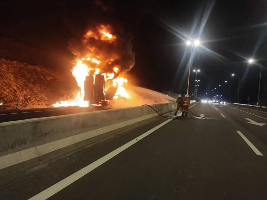 東：中樞大道勞勿交替路5A路段通車首天，拖格羅裡失火阻斷交通