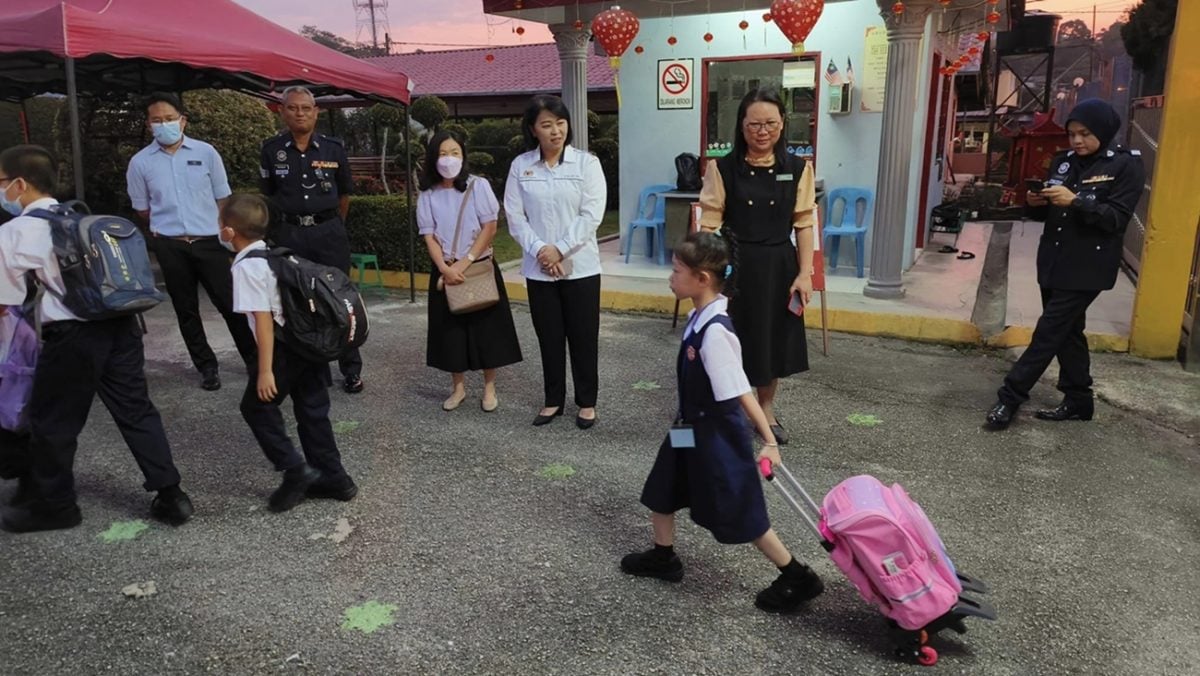 东：新学年第一周不授课，让学生开开心心上学，欢欢喜喜回家