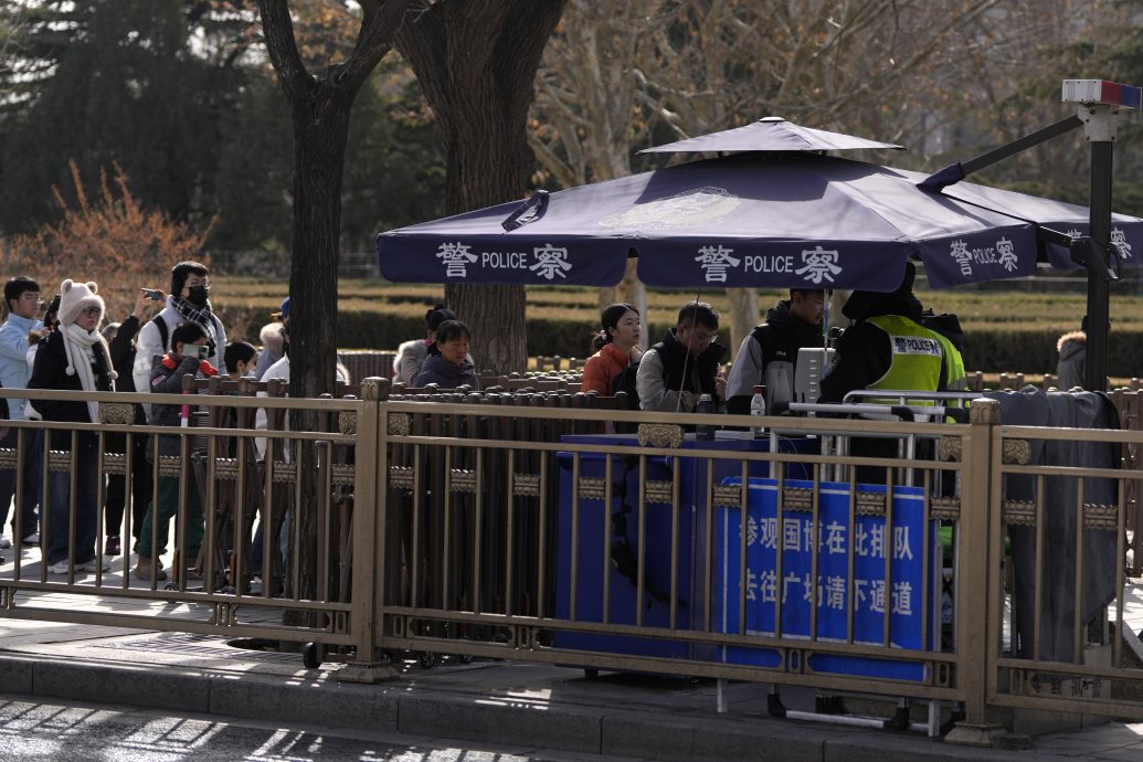 两会维安升级 警随机盘查行人检查背包