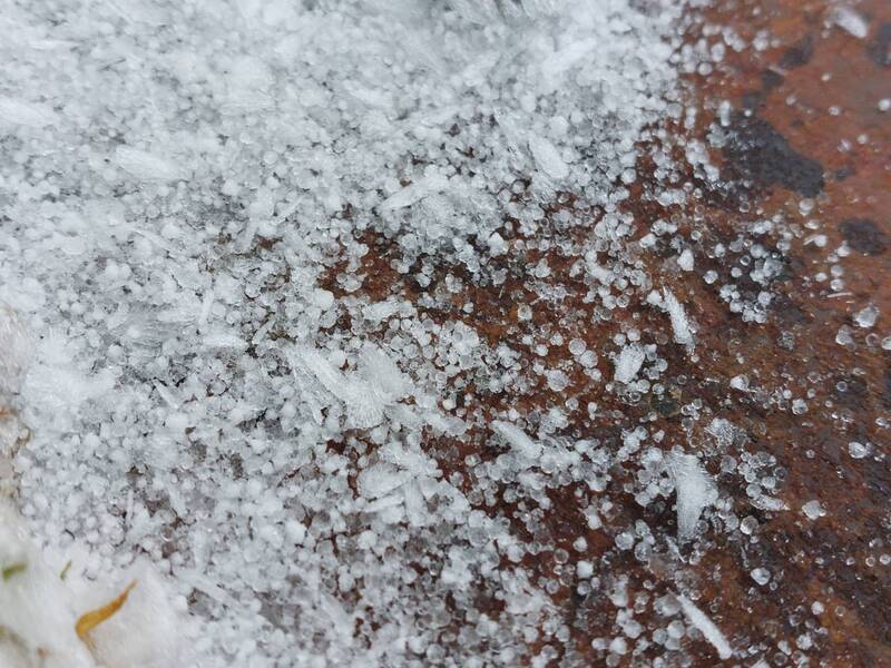 台湾合欢山降雨夹冰霰、玉山下冰珠