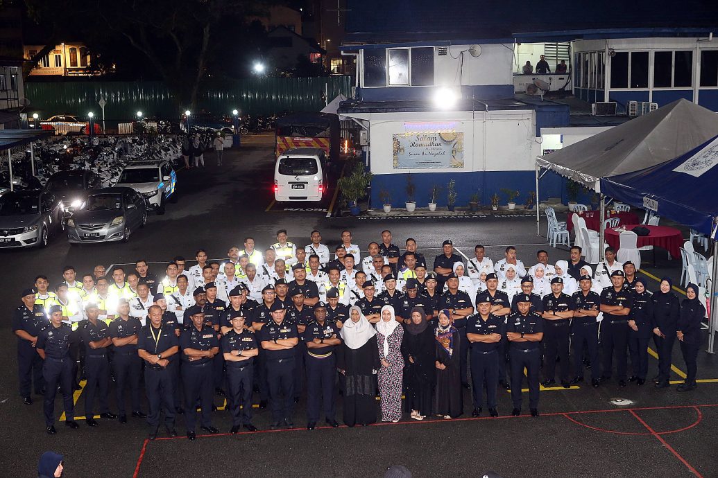 大都会/吉隆坡总警长为风雨中维持秩序的交警送开斋食物