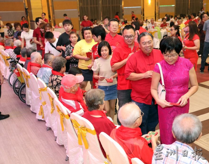 巴生三大客属会馆晚宴后辈乡亲排队献祝福