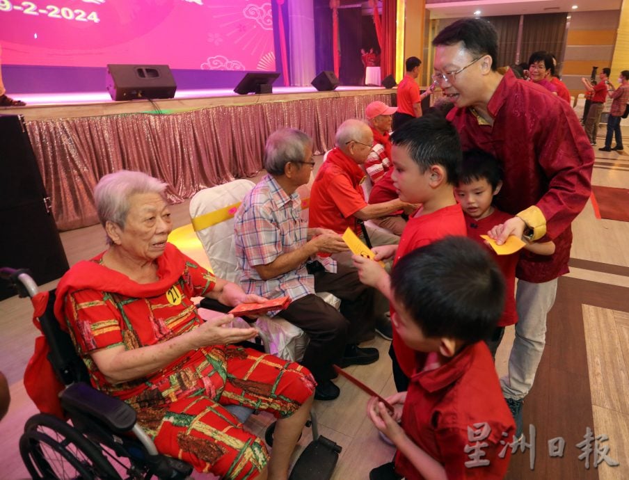 巴生三大客属会馆晚宴后辈乡亲排队献祝福