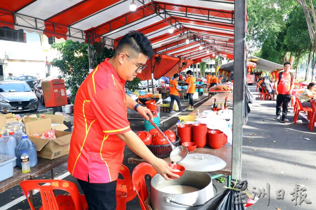 **已签发**柔：第二版头条：“义兴一巷迎神会” 连办50年，老街坊团聚联络站