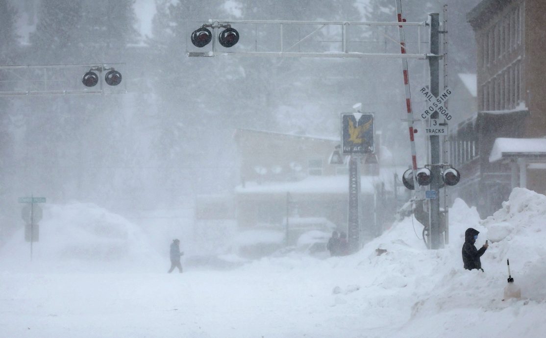 强风暴袭击加州倾倒超3公尺大雪  州际公路关闭数万户断电