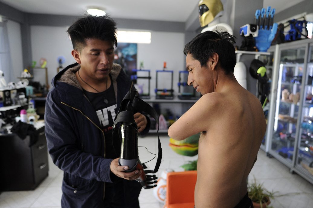 暖势力／玻利维亚玩具匠人用3D打印义肢  为失去肢体者重拾尊严
