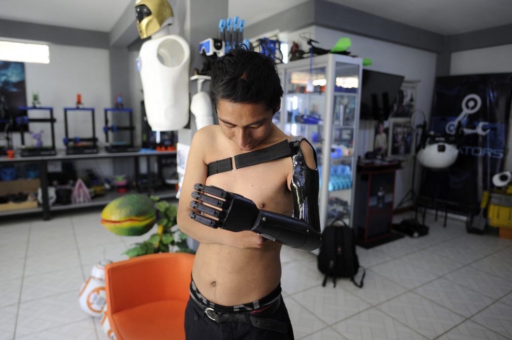 暖势力／玻利维亚玩具匠人用3D打印义肢  为失去肢体者重拾尊严