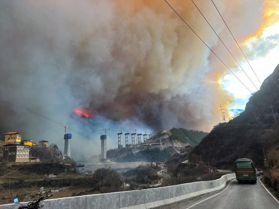 看世界/四川“火龙”蔓延2000人扑救 云南亦爆山火4死