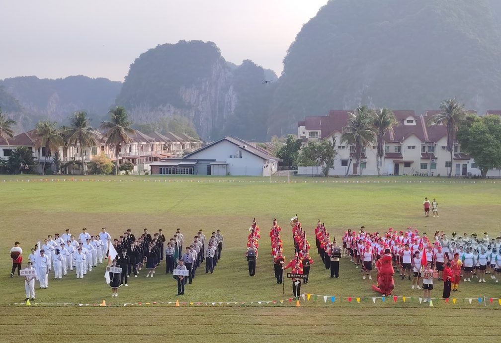 胡恩林：计划把校内的运动场提升至标准的运动场跑道