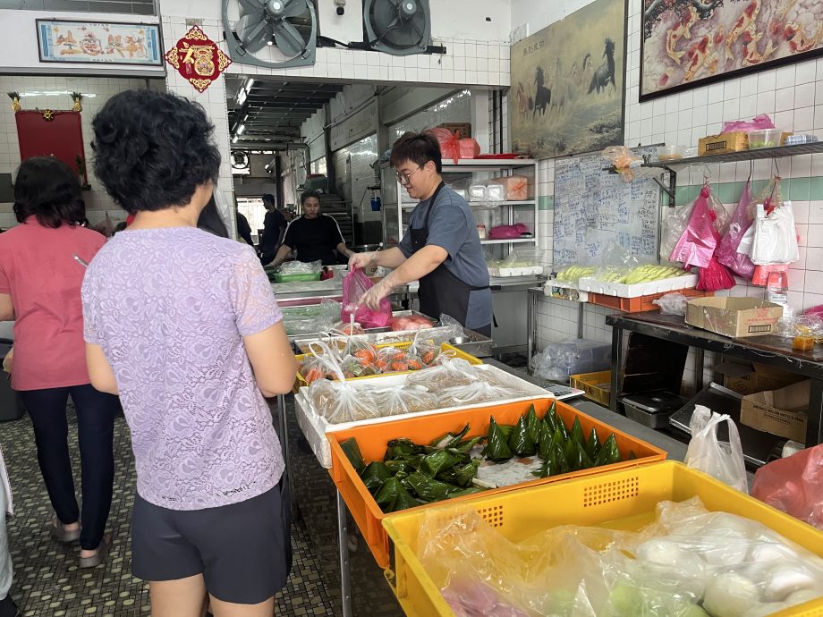 进入清明节扫墓高峰期 水果糕点烧鸡鸭烧肉热销