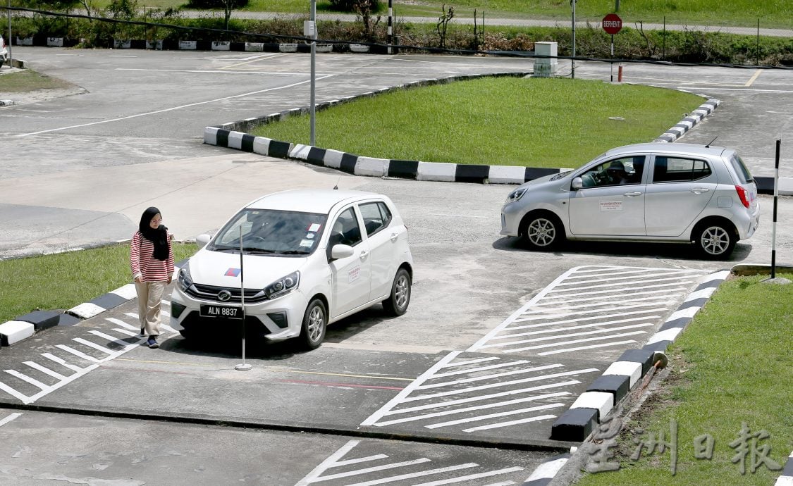 霹：封面主文／电子考车4月实行 怡保驾驶学院万事俱备 